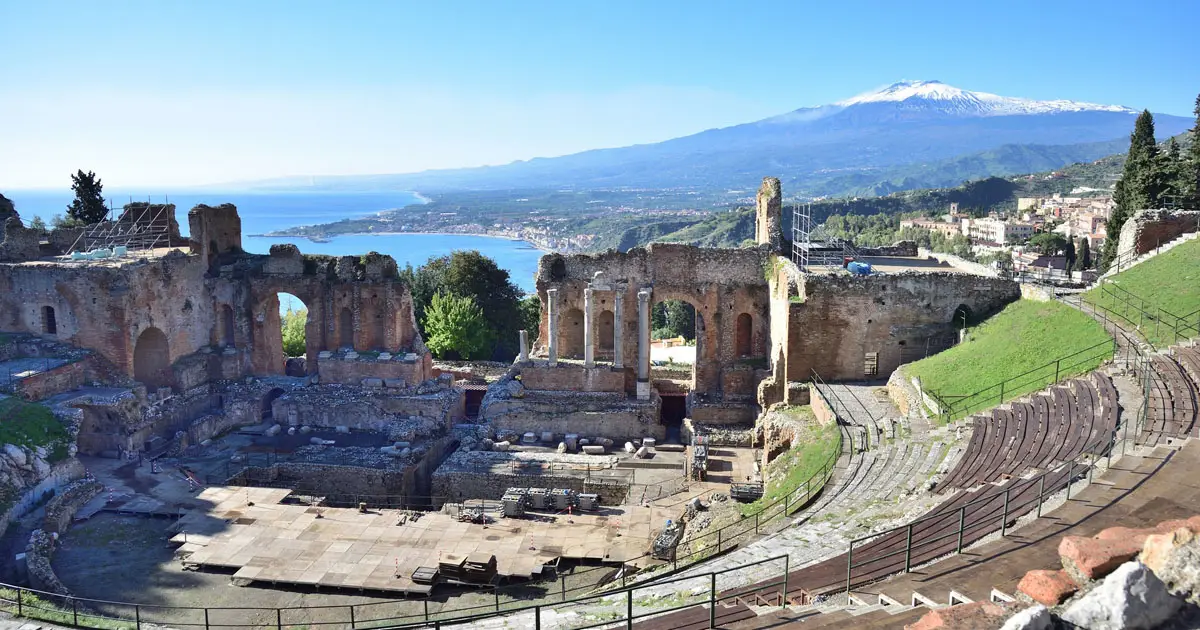 taormina auf sizilien mit ätna im hintergrund