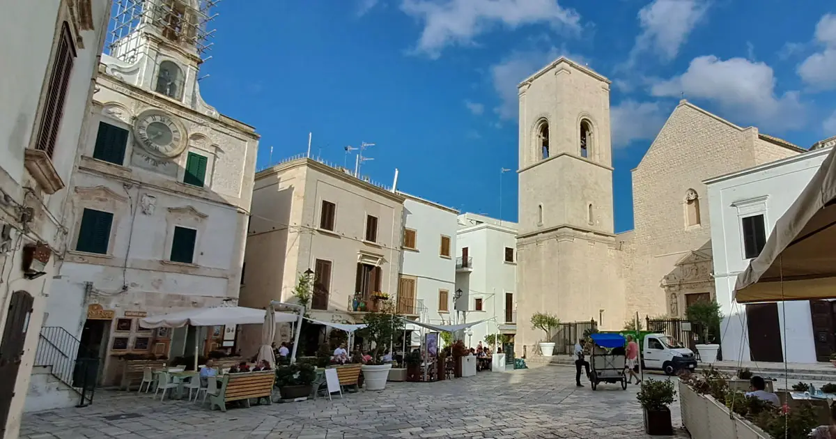 piazza vittorio emanuele II in polignano a mare