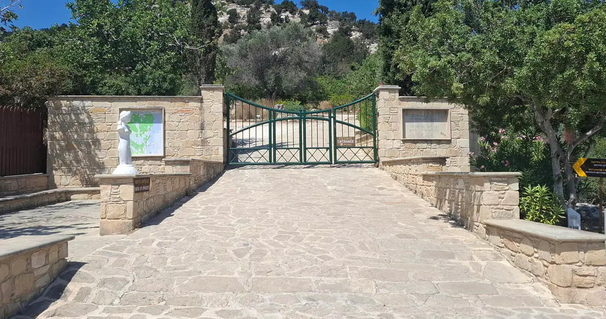 eingang zum aphrodite nature trail und bäder der aphrodite