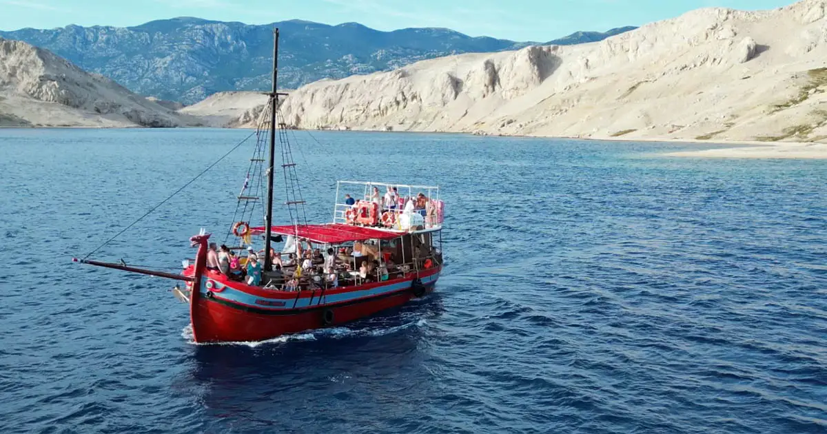 Mit dem Ausflugsschiff auf der kroatischen Insel Pag im Norden von Dalmatien
